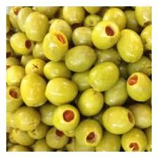 Groene olijven gevuld met rode paprika