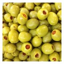 Groene olijven gevuld met rode paprika